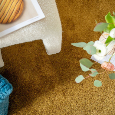 Moquette Pulse ocre antique, détail matière avec éléments décoratifs