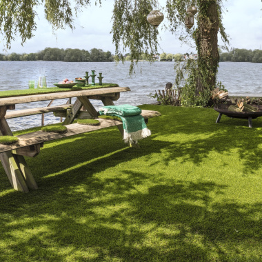 Coin pique-nique au bord de l’eau sur Gazon synthétique Pro Expert 40 - 40 mm, pour un usage intensif