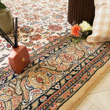 Tapis Mamie in love fleuri style ancien avec vase, coussin et accessoire déco sur fond clair