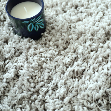 Tapis Flocon - Shaggy frisé à poils longs - Gris clair - gros plan