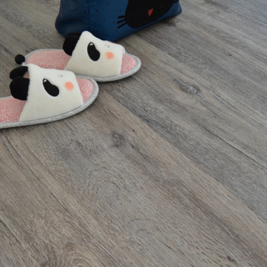 Lame sol vinyle rigide Performance - Clic 5G - Parquet Chêne Gris Brossé - vue de près