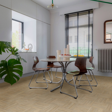 Tapis vinyle sur mesure effet parquet chêne clair installé sous une table ronde moderne