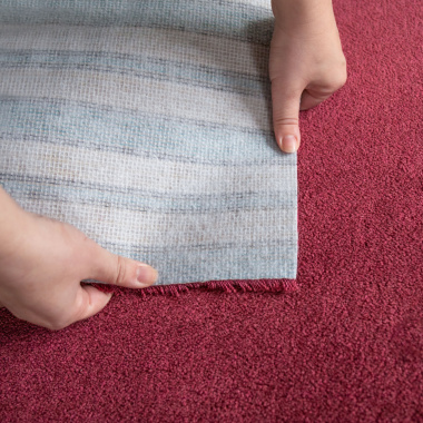 Moquette Pulse rouge grenat ultra douce, détail dos et structure textile