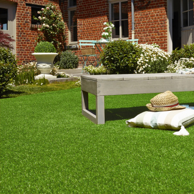 Gazon synthétique Valençay 25 mm pour jardin avec mobilier et fleurs