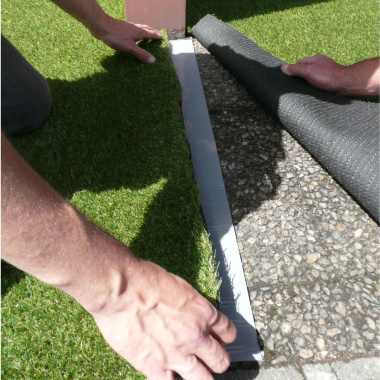 Application bande de jonction sur sol dur pour gazon synthétique