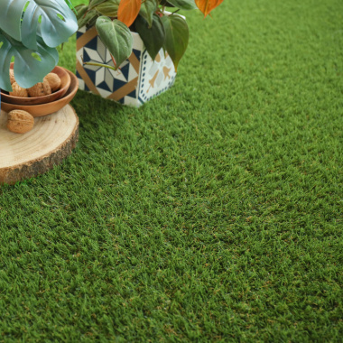 Mise en scène déco sur gazon synthétique Alice 35 mm, aspect naturel et dense