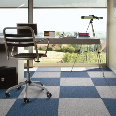 Pose en damier dans un bureau avec dalle moquette bouclée - Bleu