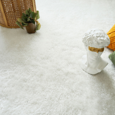 Tapis shaggy blanc sur mesure Éclat FusionBac en velours dense et moelleux apportant douceur et clarté à la pièce