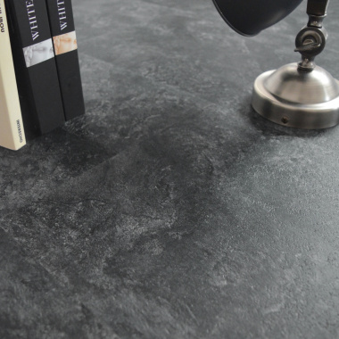 Sol vinyle rigide clipsable Performance - Ardoise naturelle, avec lampe et livres