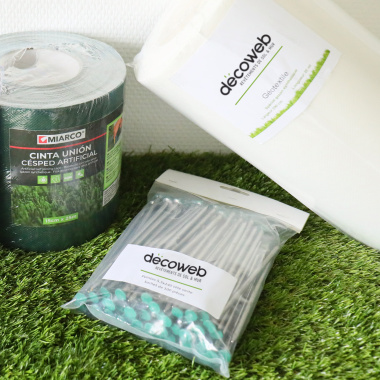 Contenu du kit de pose gazon synthétique - clous, géotextile, bande de jonction
