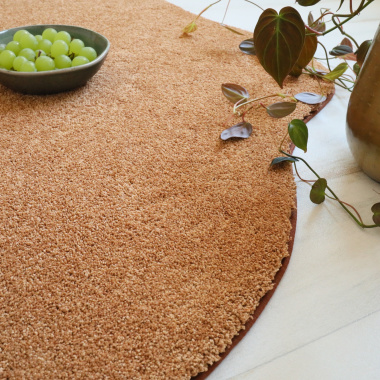 Tapis en matière recyclée de forme organique Re-life rouille terracotta - finition