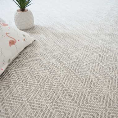 Zoom sur le motif losanges du tapis Prisma Beige, design épuré et contemporain