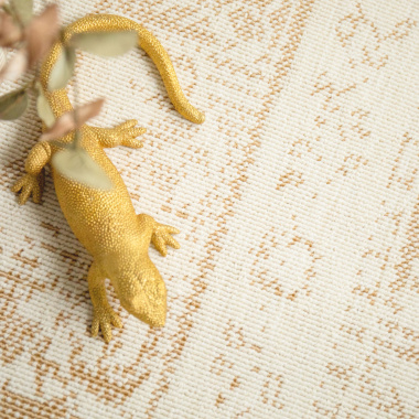 Tapis en relief style persan pour salon ou chambre Soraya crème et doré avec mise en scène déco