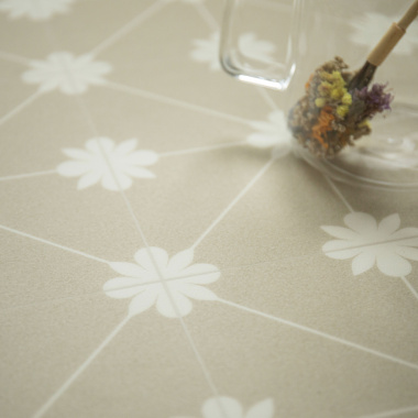 Détail du sol vinyle District NY Lexington Bloom beige, motif carreaux floraux stylisés