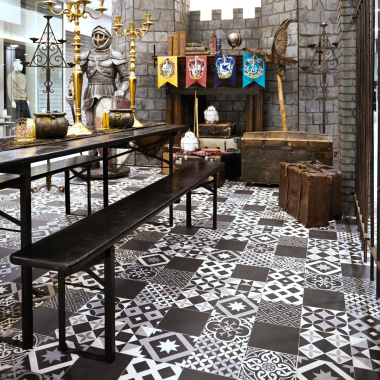 Sol vinyle Link Plus - Carreaux de ciment noir et blanc dans une décoration style médiéval