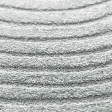 Gros plan du tapis Circle gris bleuté, texture en relief douce et épaisse