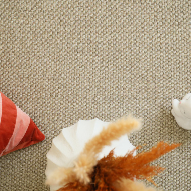 Tapis sur mesure haut de gamme usage intensif Terralys en sisal Chanvre, déco naturelle avec coussin rayé