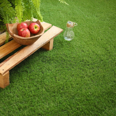 Gazon Liberté 45mm sur terrasse ou balcon avec accessoires bois déco rustique