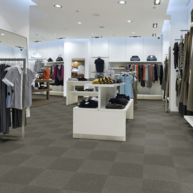 Pose de dalles moquette U3P3 - Gris carbone dans une boutique de prêt-à-porter