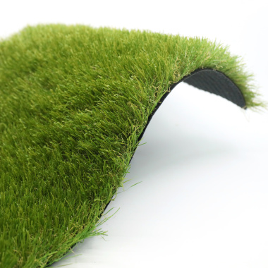 Échantillon courbé du gazon synthétique Vincennes 35 mm, montrant sa densité et souplesse haut de gamme