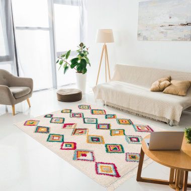 Tapis motif berbère à franges Héritage du désert dans un salon, ambiance chaleureuse et colorée