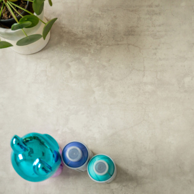 Revêtement PVC District NY béton vieilli blanc, ambiance naturelle et lumineuse