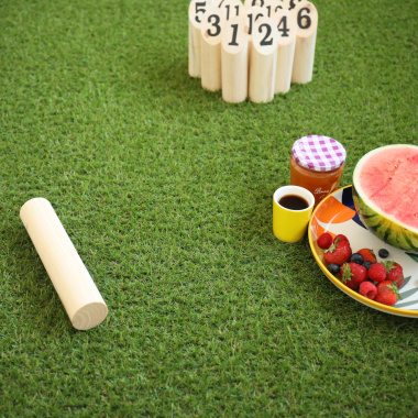 Petit déjeuner estival avec pastèque, confiture et café sur Gazon synthétique Brunch 18 mm, ambiance naturelle