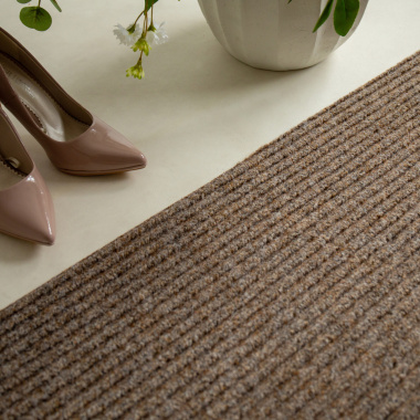 Tapis d’entrée beige antidérapant, matière texturée et style intemporel