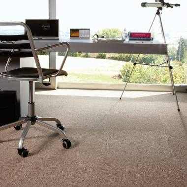 Moquette bouclée grège en dalle modulaire 50x50 cm pour un bureau