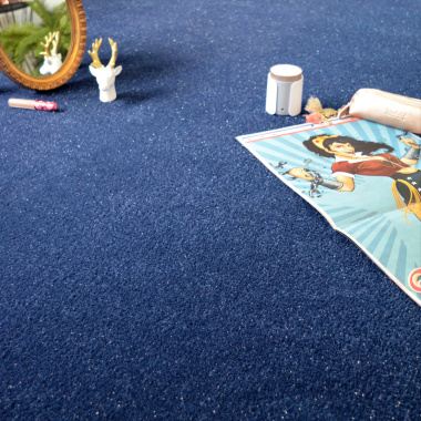 Tapis sur mesure Pailleté - Flash - Bleu avec reflets scintillants et accessoires déco