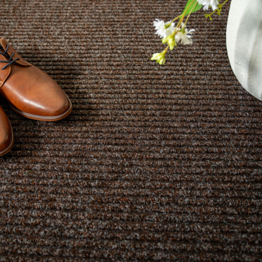 Tapis antidérapant marron, texture bouclée et aspect chaleureux