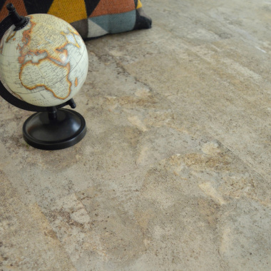 Effet béton réaliste sur dalle vinyle rigide Performance - Béton beige - Pose facile