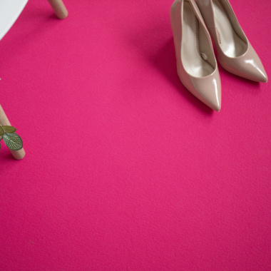 Moquette Stand Event Rose fushia filmée au sol avec chaussures, revêtement pour salon et exposition