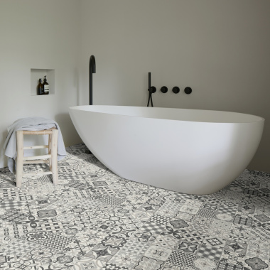 Sol Vinyle Textile Relief 3D Élise Monochrome, patchwork gris dans salle de bain épurée