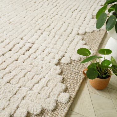 Tapis de salon en matière recyclée Ode à la vie beige et crème - vue de près