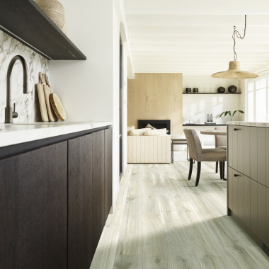Cuisine contemporaine avec sol vinyle haute performance imitation chêne blanchi