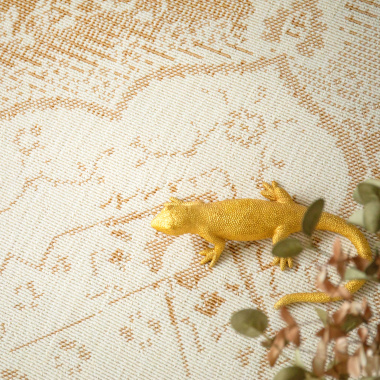 Tapis Soraya crème et doré montrant le contraste subtil entre fond clair et motifs