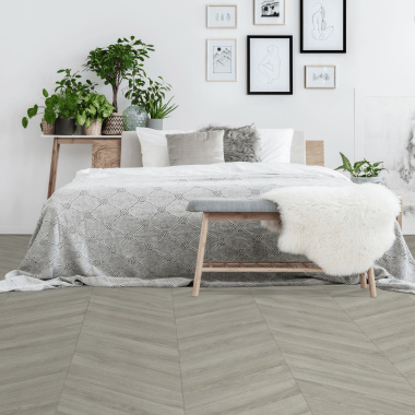 Tapis vinyle en chevron chêne gris dans une chambre au style naturel et épuré