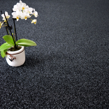 Revêtement gazon artificiel Event noir classé feu Bfl-S1, sol décoratif pour salon ou hall