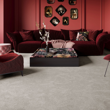 Moquette Pulse Argile beige intégrée dans une pièce à l’esprit intimiste, apportant une douceur veloutée et une élégance discrète