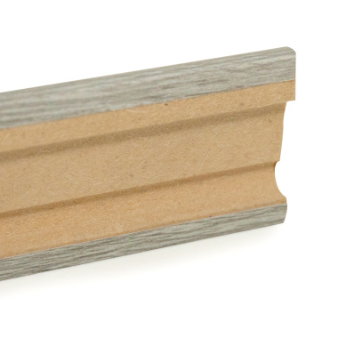 Dos rainuré de la plinthe pour parquet KronoSwiss Modèle C avec passage de câbles intégré