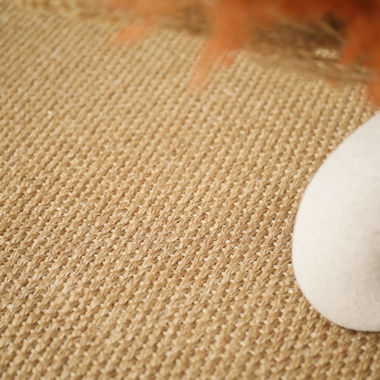 Gros plan du tapis sisal Tulum havane ganse chocolat avec vase et fleurs séchées