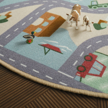 Tapis rond de jeu enfant circuit de voiture campagne - gros plan