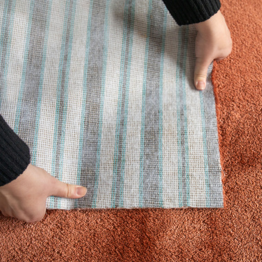 Moquette ultra douce Pulse cuivre brûlé, envers textile et manipulation du revêtement
