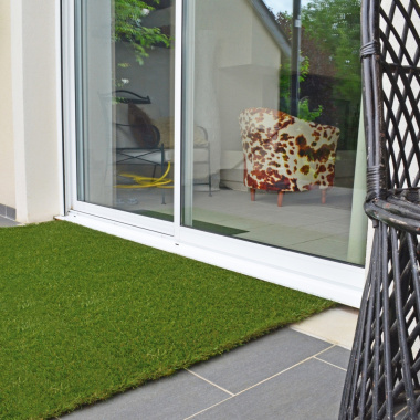 Tapis sur mesure en gazon synthétique Vincennes 35 mm idéal pour terrasses, balcons et extérieurs contemporains