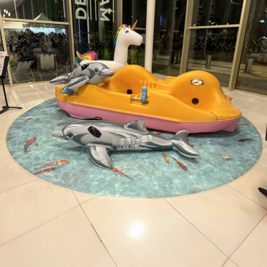 Tapis sur mesure Vinyle Textile - Relief 3D - Imprimé poisson Koï japonais - partenariat