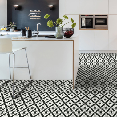 Tapis vinyle sur mesure noir et blanc posé dans une cuisine moderne, style carreaux graphiques