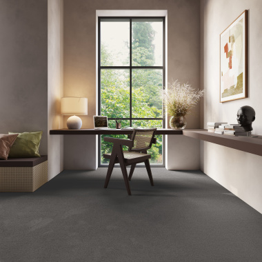 Tapis sur mesure Chromaluxe gris carbone, matière haut de gamme pour une ambiance apaisante