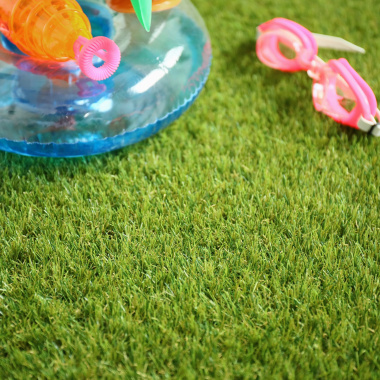 Gazon synthétique confortable et pratique pour les zones ludiques extérieures