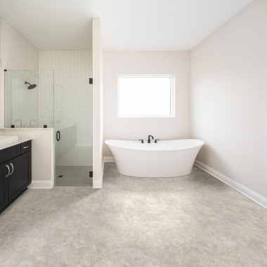 Sol lino PVC Black Edition gris aspect béton dans une salle de bain contemporaine